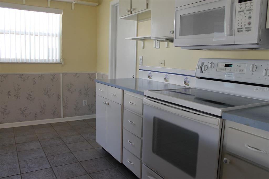 На продажу: $239,000 (2 спален, 2 ванн, 1294 Квадратных фут)