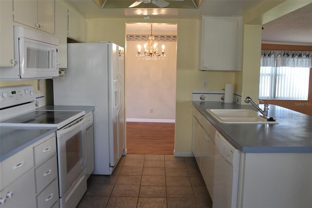 На продажу: $239,000 (2 спален, 2 ванн, 1294 Квадратных фут)