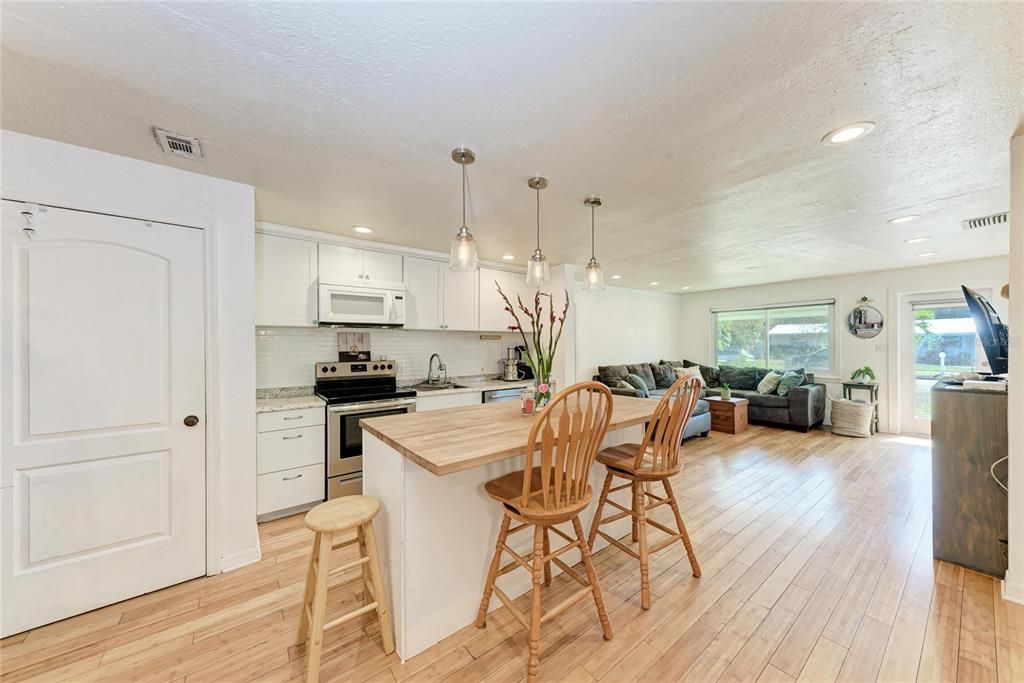 Active With Contract: $625,000 (2 beds, 2 baths, 1128 Square Feet)