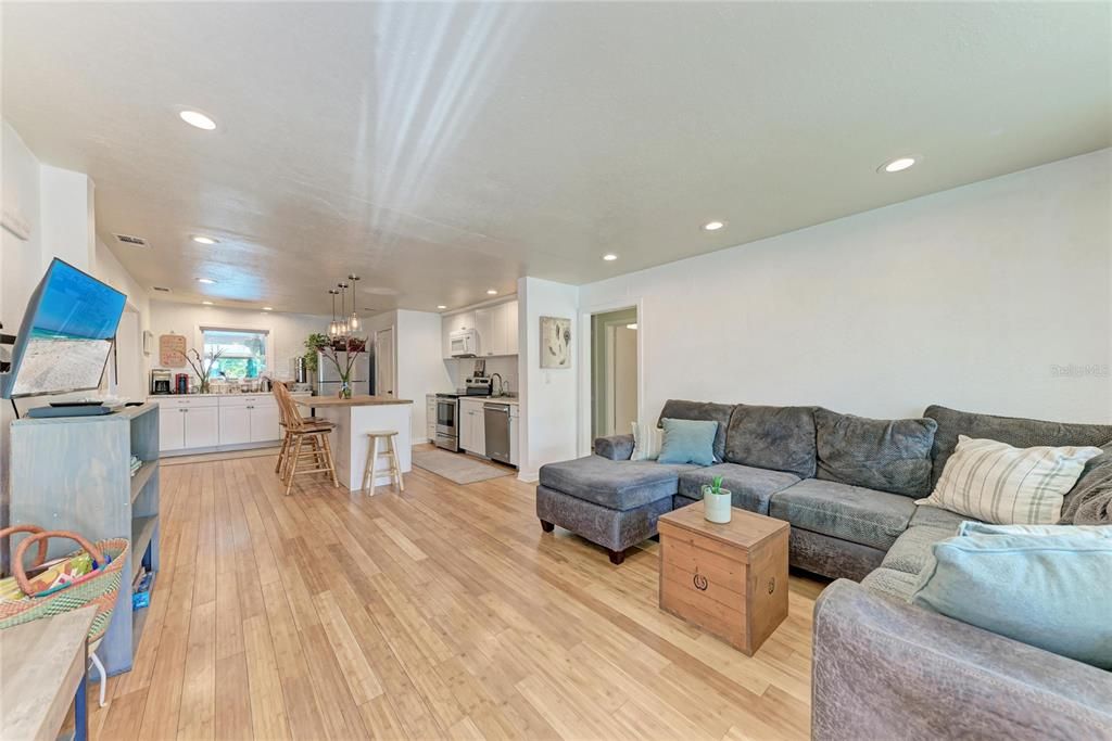 Active With Contract: $625,000 (2 beds, 2 baths, 1128 Square Feet)