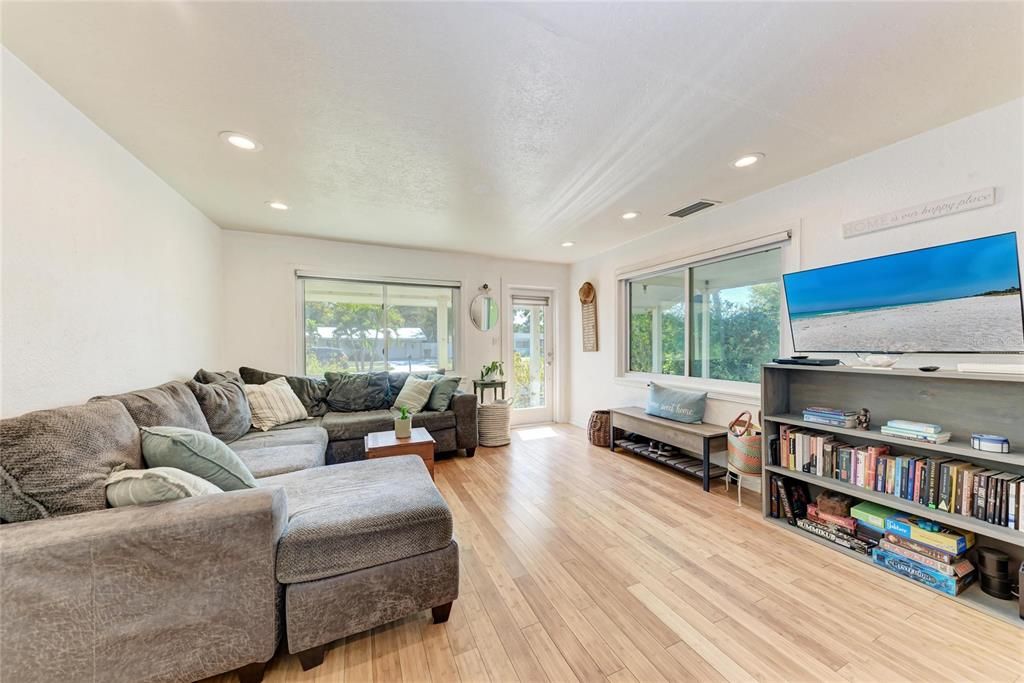 Active With Contract: $625,000 (2 beds, 2 baths, 1128 Square Feet)