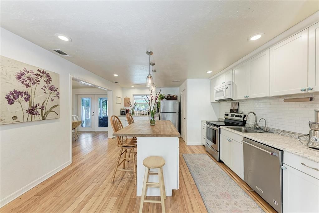 Active With Contract: $625,000 (2 beds, 2 baths, 1128 Square Feet)