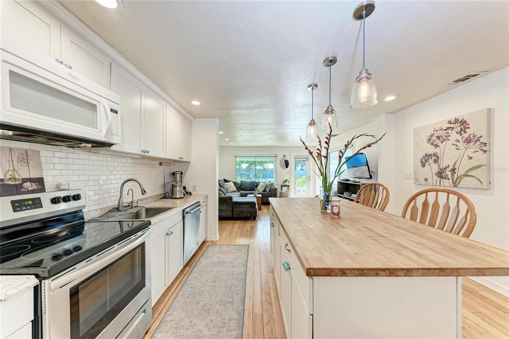 Active With Contract: $625,000 (2 beds, 2 baths, 1128 Square Feet)