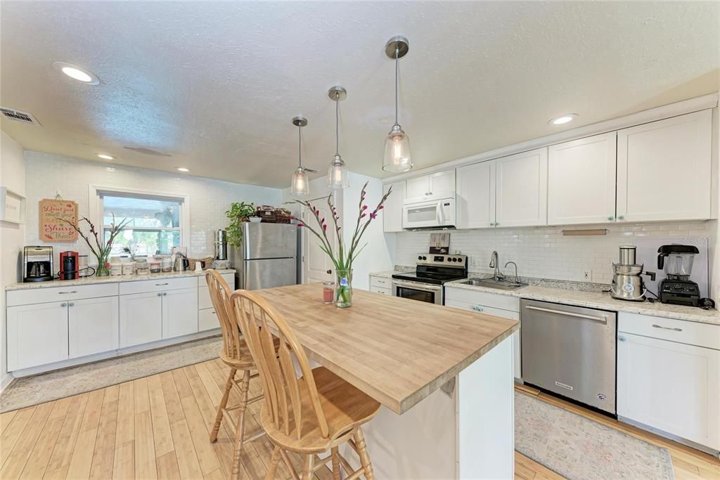 Active With Contract: $625,000 (2 beds, 2 baths, 1128 Square Feet)