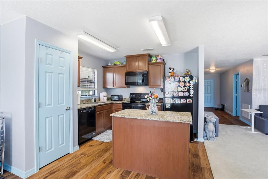 待售: $298,000 (3 贝兹, 2 浴室, 1378 平方英尺)