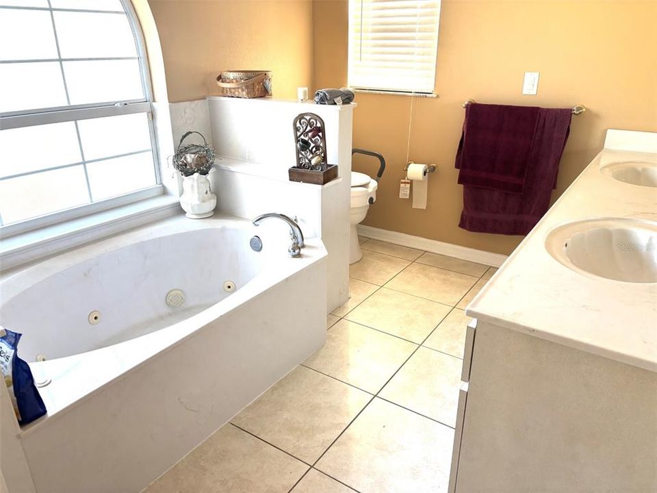 En Venta: $290,000 (2 camas, 2 baños, 2256 Pies cuadrados)