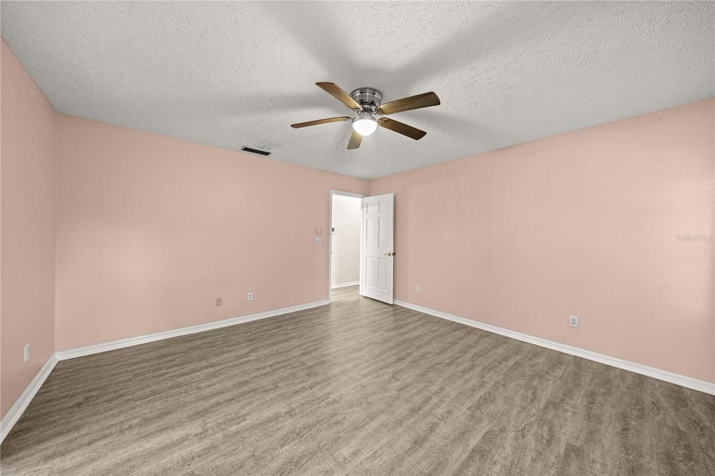 Activo con contrato: $379,900 (4 camas, 3 baños, 2229 Pies cuadrados)