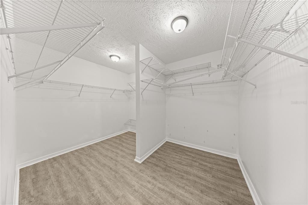 Activo con contrato: $379,900 (4 camas, 3 baños, 2229 Pies cuadrados)