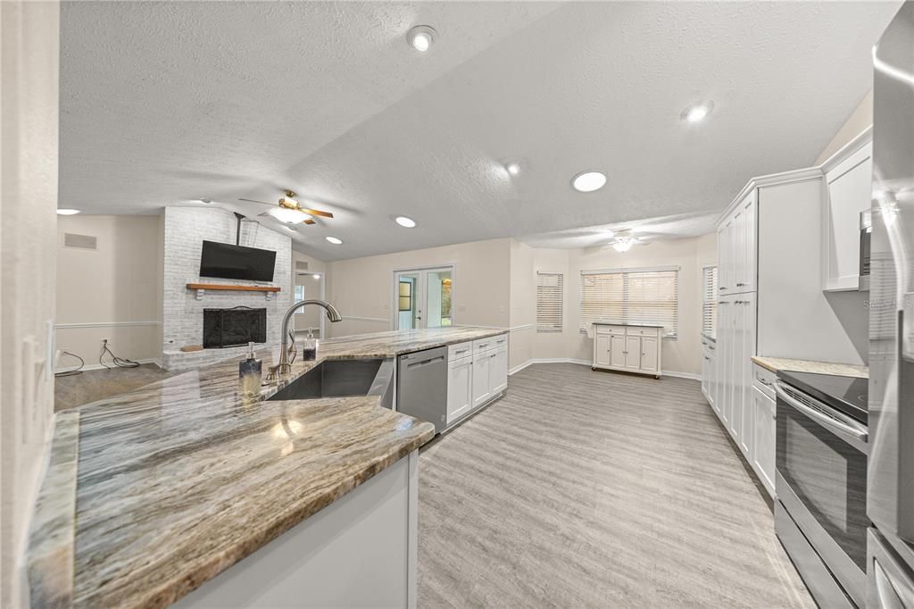 Activo con contrato: $379,900 (4 camas, 3 baños, 2229 Pies cuadrados)