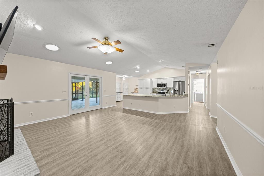 Activo con contrato: $379,900 (4 camas, 3 baños, 2229 Pies cuadrados)