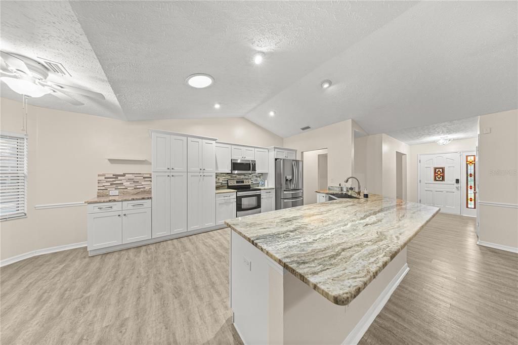 Activo con contrato: $379,900 (4 camas, 3 baños, 2229 Pies cuadrados)