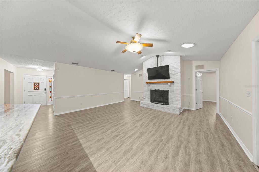 Activo con contrato: $379,900 (4 camas, 3 baños, 2229 Pies cuadrados)