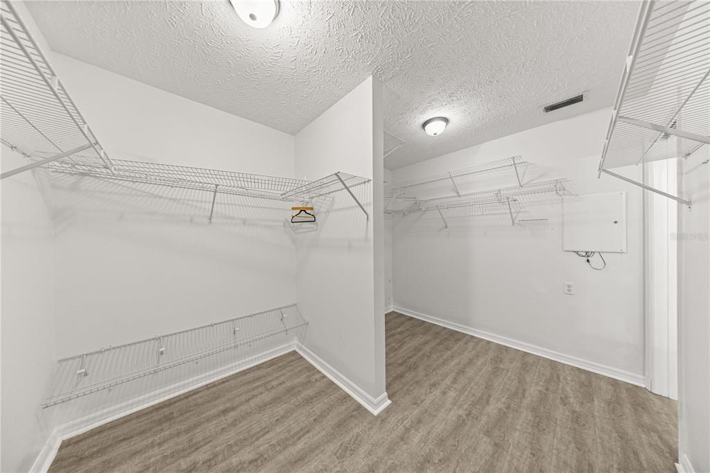 Activo con contrato: $379,900 (4 camas, 3 baños, 2229 Pies cuadrados)