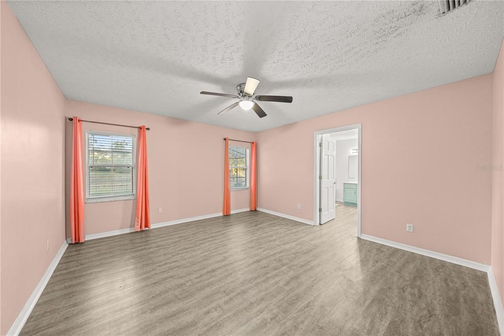 Activo con contrato: $379,900 (4 camas, 3 baños, 2229 Pies cuadrados)