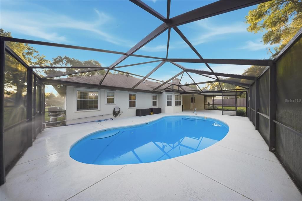 Activo con contrato: $379,900 (4 camas, 3 baños, 2229 Pies cuadrados)