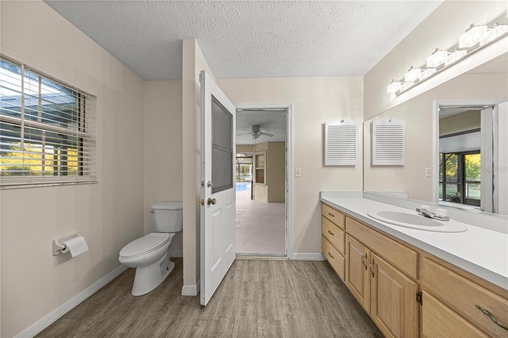 Activo con contrato: $379,900 (4 camas, 3 baños, 2229 Pies cuadrados)