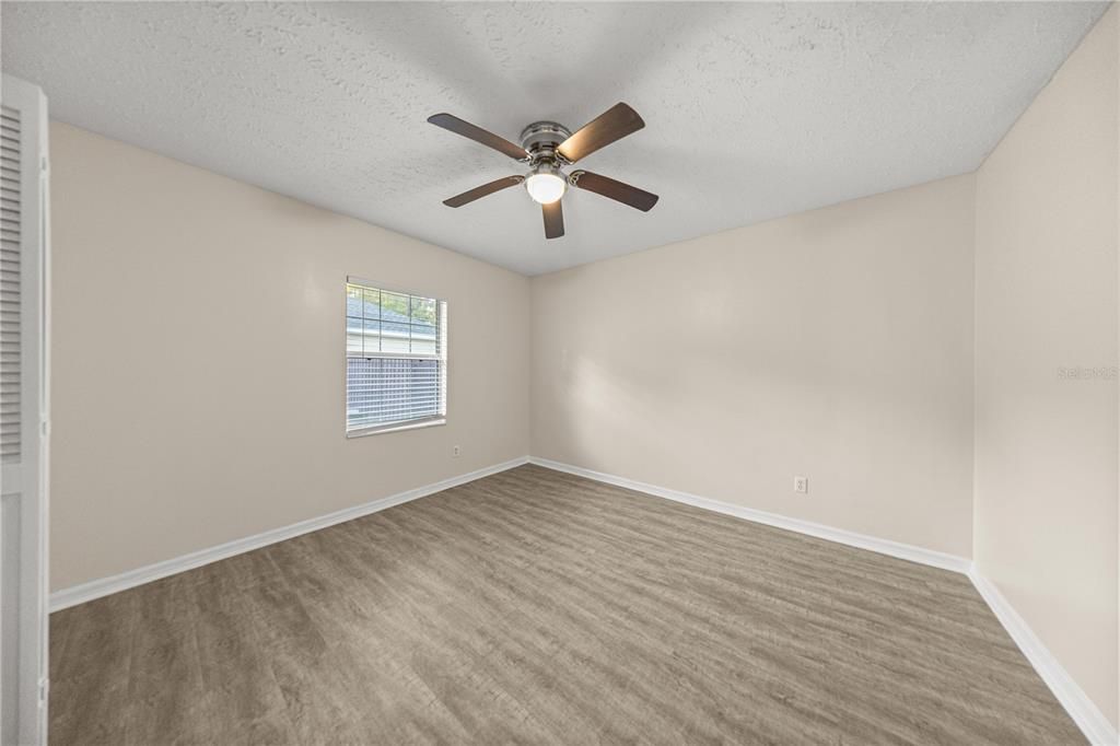 Activo con contrato: $379,900 (4 camas, 3 baños, 2229 Pies cuadrados)