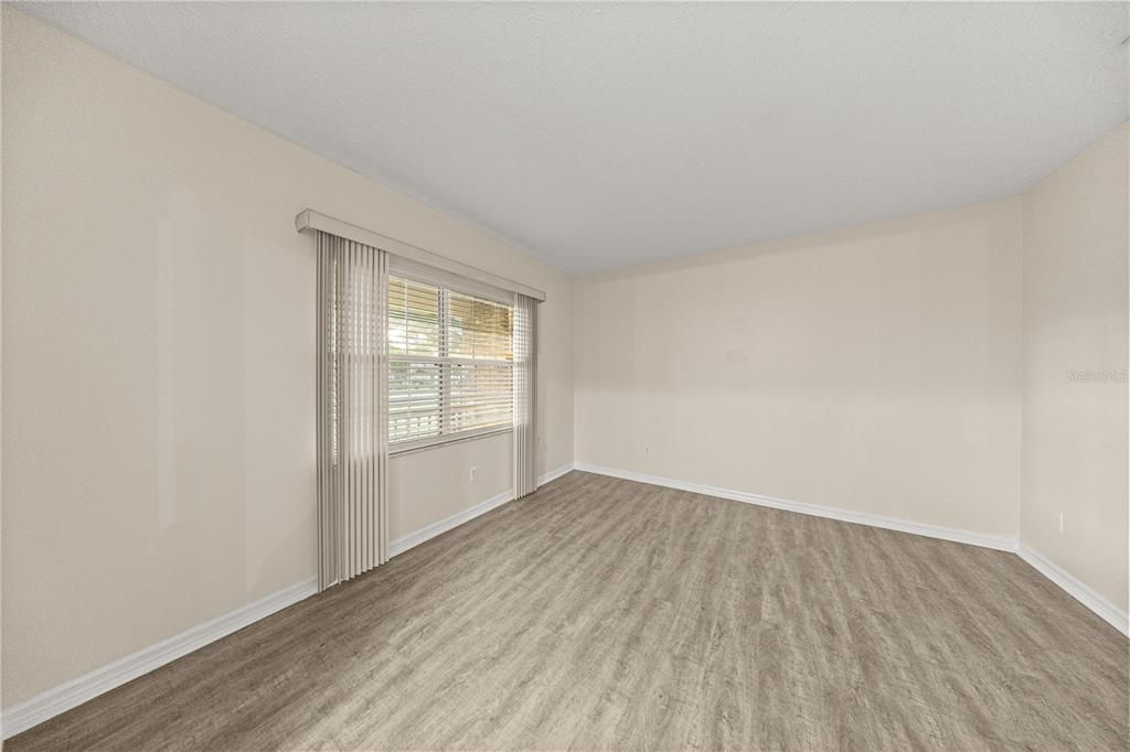 Activo con contrato: $379,900 (4 camas, 3 baños, 2229 Pies cuadrados)