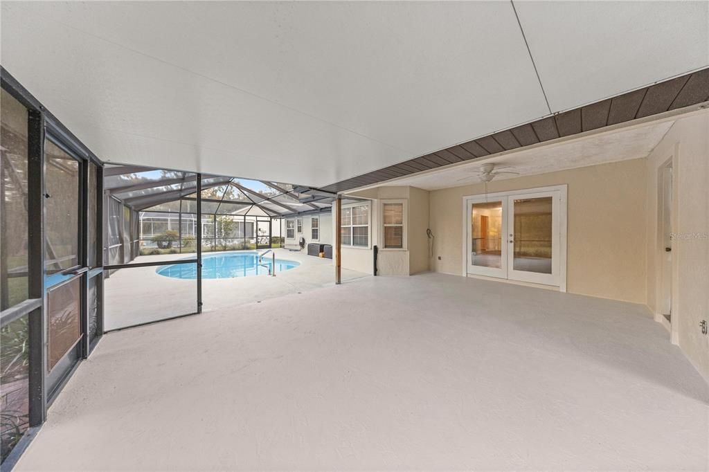 Activo con contrato: $379,900 (4 camas, 3 baños, 2229 Pies cuadrados)