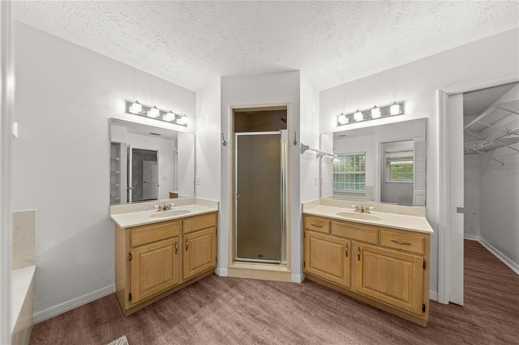 Activo con contrato: $379,900 (4 camas, 3 baños, 2229 Pies cuadrados)