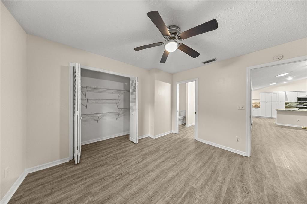 Activo con contrato: $379,900 (4 camas, 3 baños, 2229 Pies cuadrados)