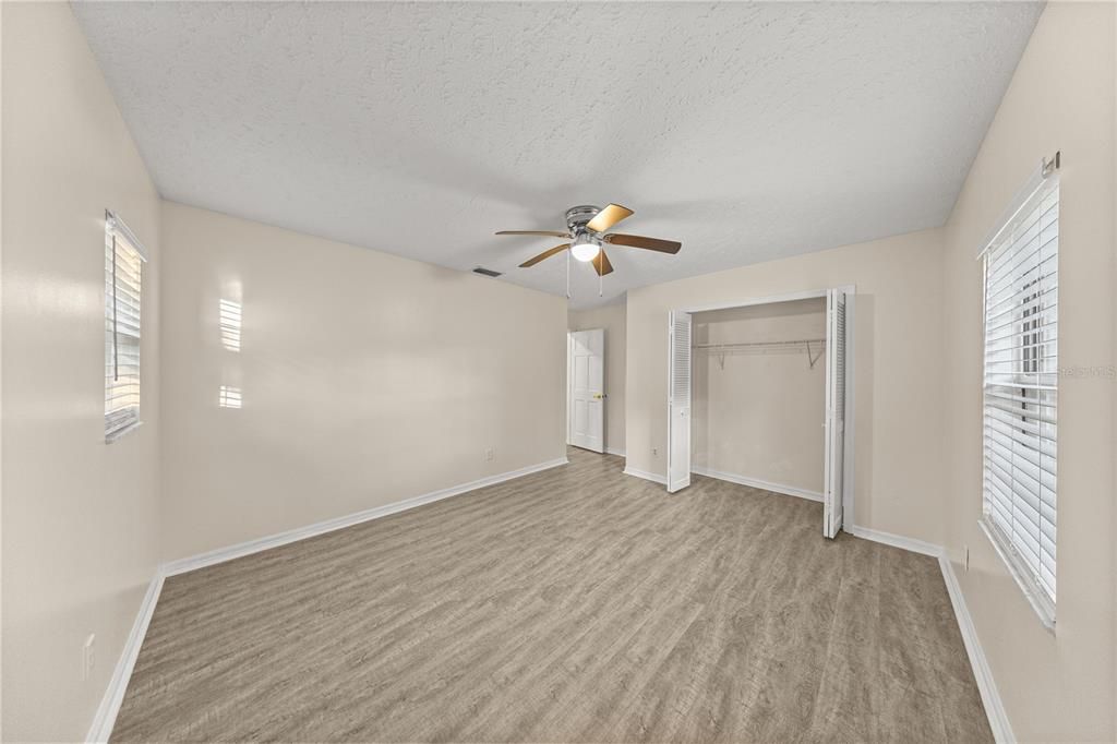 Activo con contrato: $379,900 (4 camas, 3 baños, 2229 Pies cuadrados)