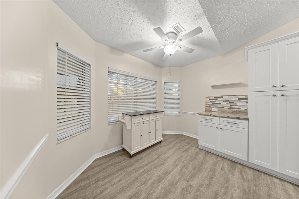 Activo con contrato: $379,900 (4 camas, 3 baños, 2229 Pies cuadrados)