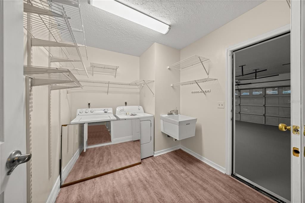 Activo con contrato: $379,900 (4 camas, 3 baños, 2229 Pies cuadrados)