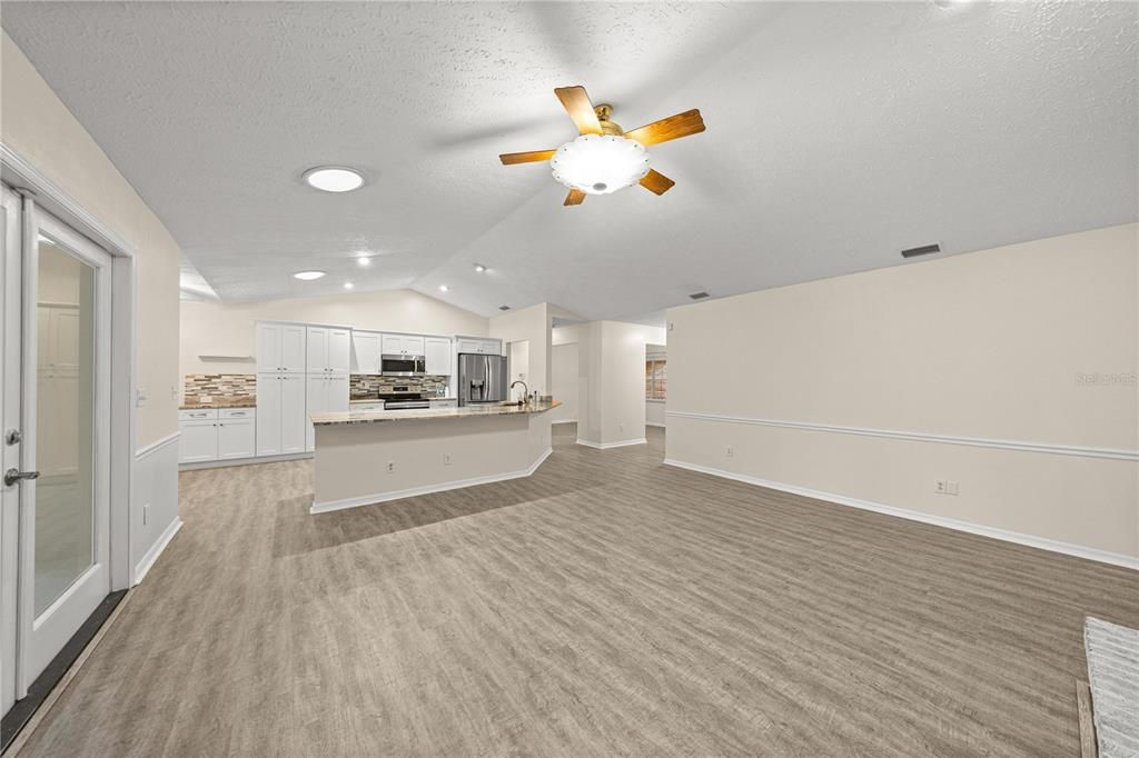 Activo con contrato: $379,900 (4 camas, 3 baños, 2229 Pies cuadrados)