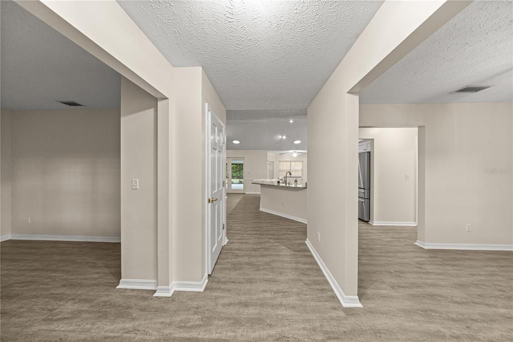 Activo con contrato: $379,900 (4 camas, 3 baños, 2229 Pies cuadrados)