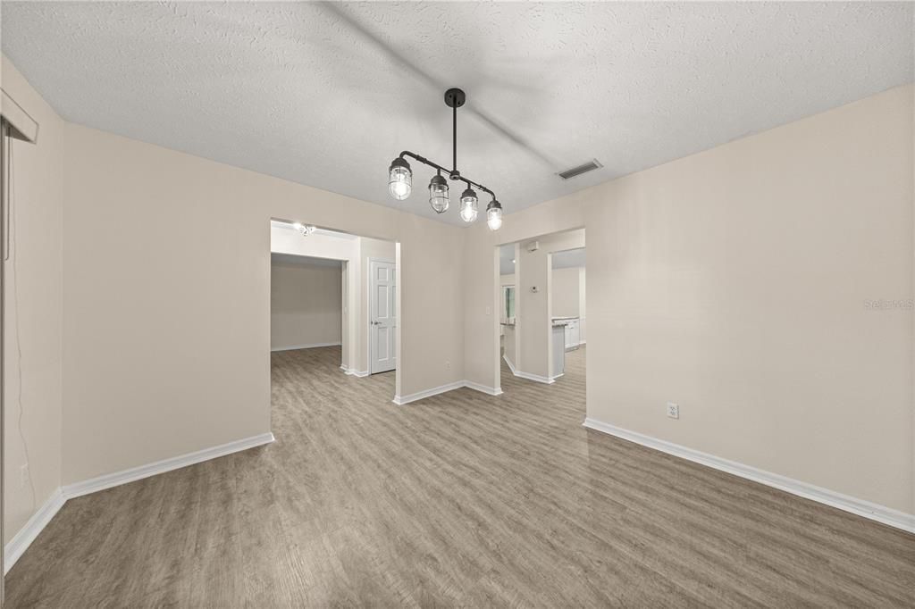 Activo con contrato: $379,900 (4 camas, 3 baños, 2229 Pies cuadrados)