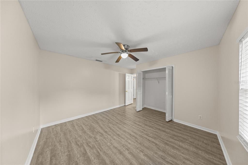 Activo con contrato: $379,900 (4 camas, 3 baños, 2229 Pies cuadrados)