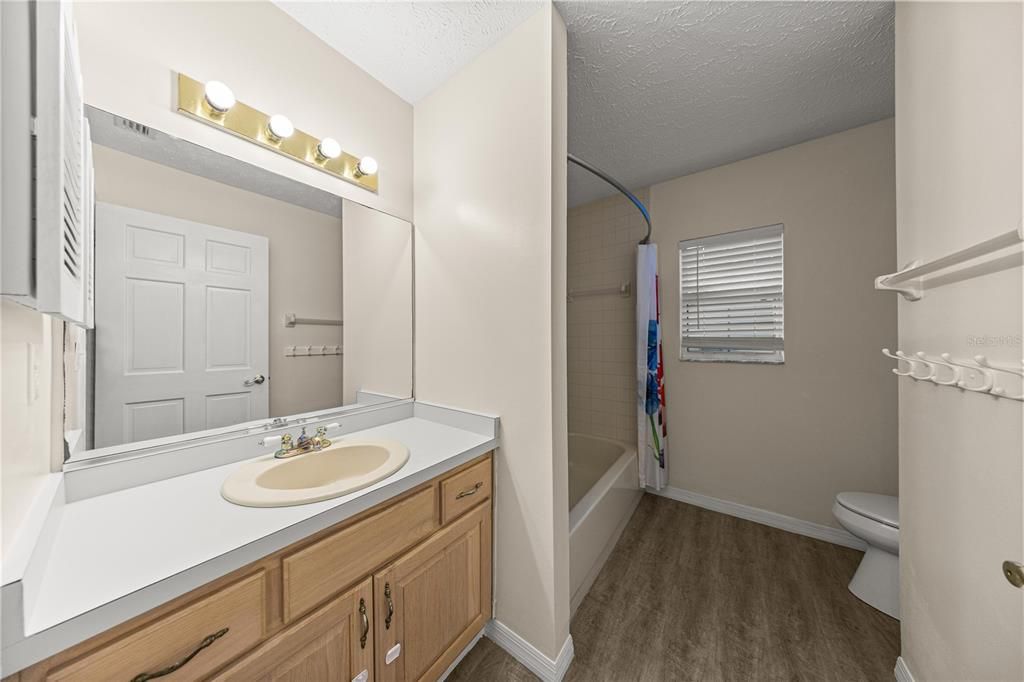 Activo con contrato: $379,900 (4 camas, 3 baños, 2229 Pies cuadrados)