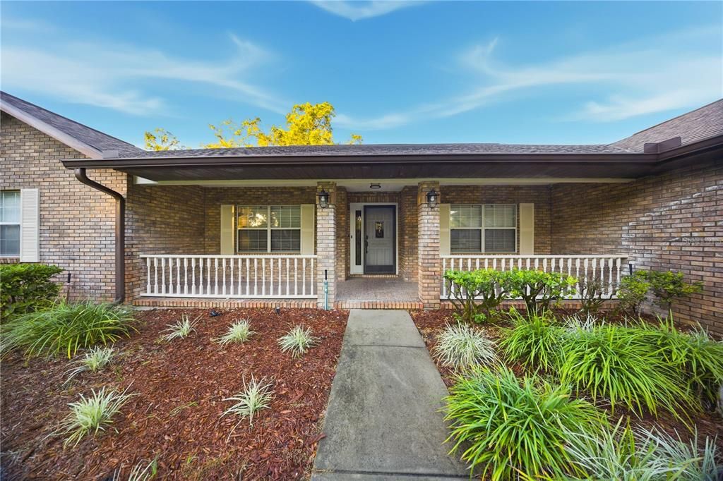 Activo con contrato: $379,900 (4 camas, 3 baños, 2229 Pies cuadrados)