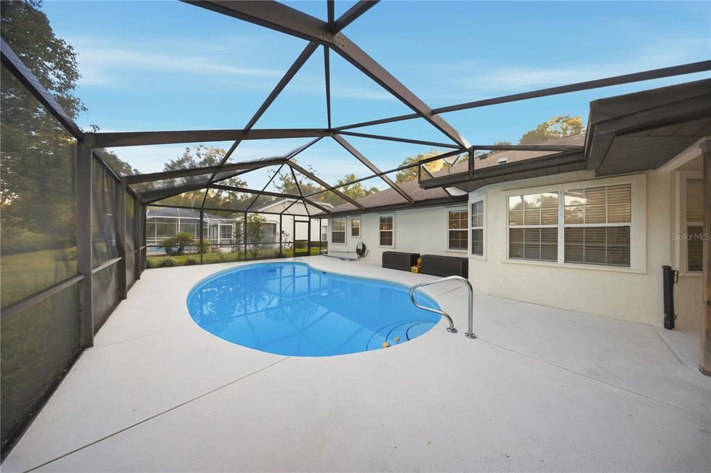 Activo con contrato: $379,900 (4 camas, 3 baños, 2229 Pies cuadrados)