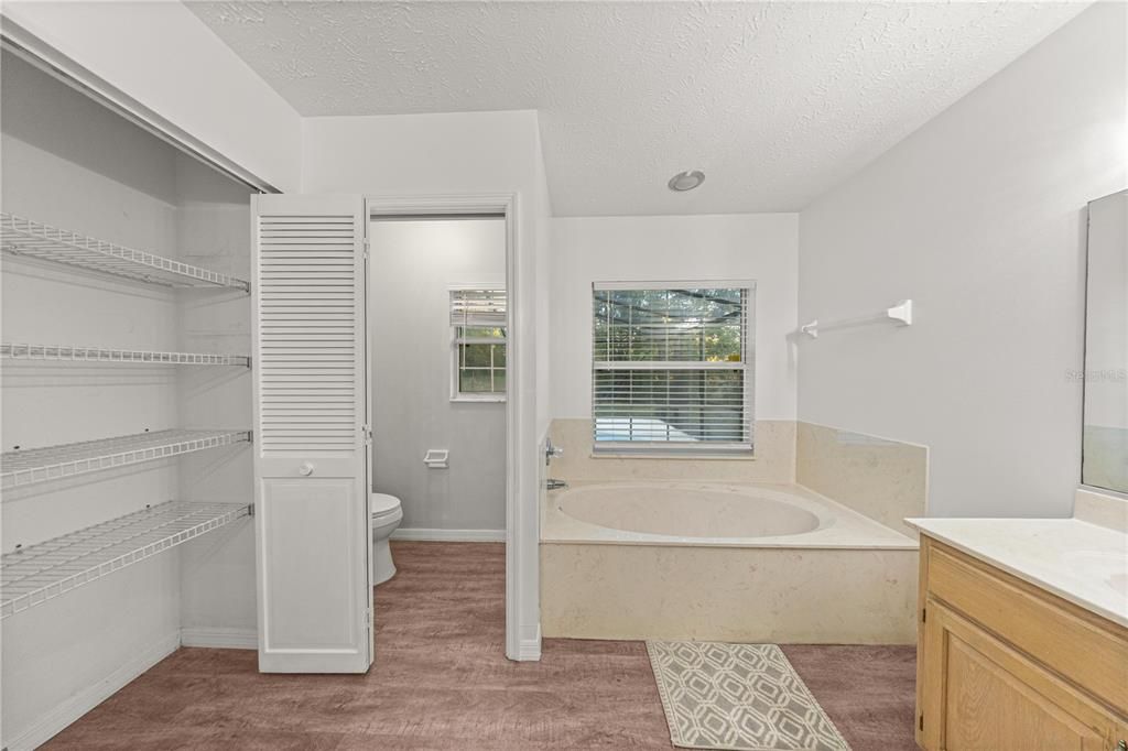 Activo con contrato: $379,900 (4 camas, 3 baños, 2229 Pies cuadrados)