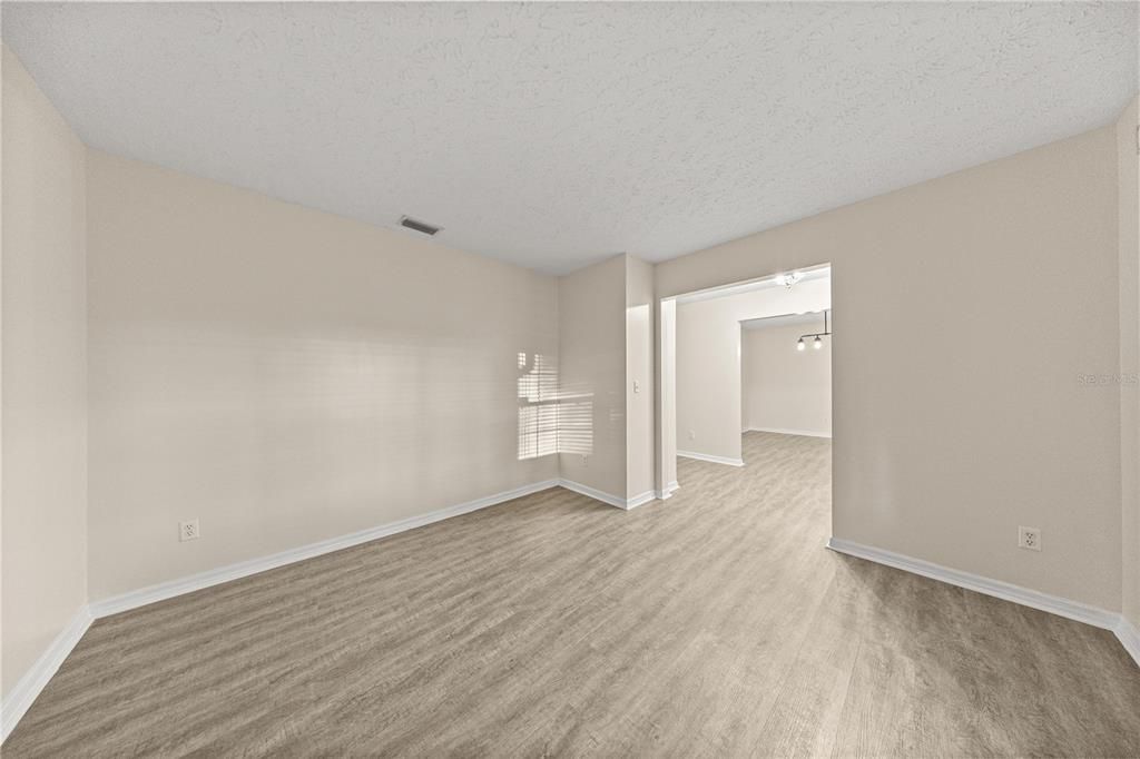 Activo con contrato: $379,900 (4 camas, 3 baños, 2229 Pies cuadrados)