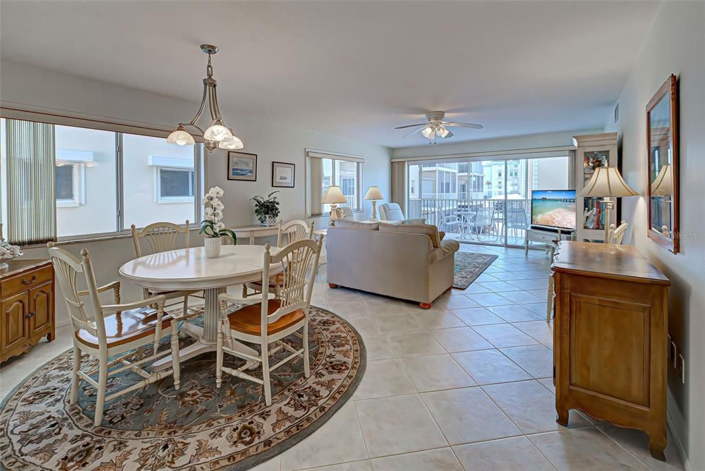 На продажу: $545,900 (2 спален, 2 ванн, 1109 Квадратных фут)