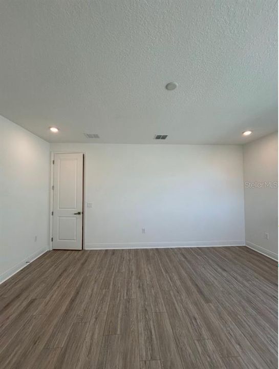 Под контрактом: $3,900 (4 спален, 3 ванн, 2935 Квадратных фут)