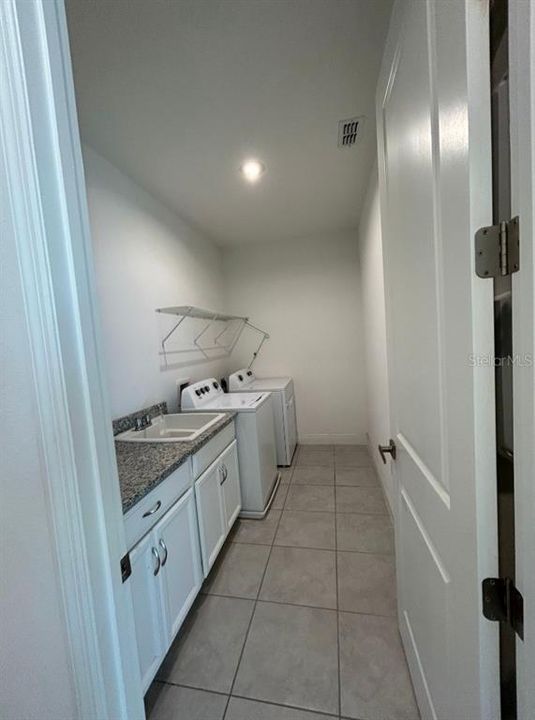 Под контрактом: $3,900 (4 спален, 3 ванн, 2935 Квадратных фут)