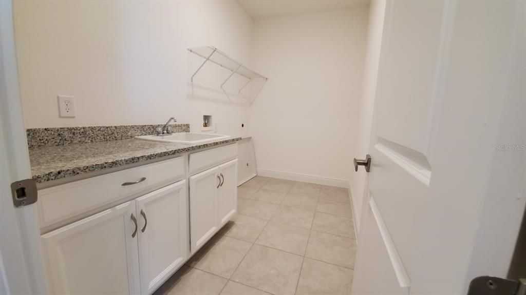 Под контрактом: $3,900 (4 спален, 3 ванн, 2935 Квадратных фут)