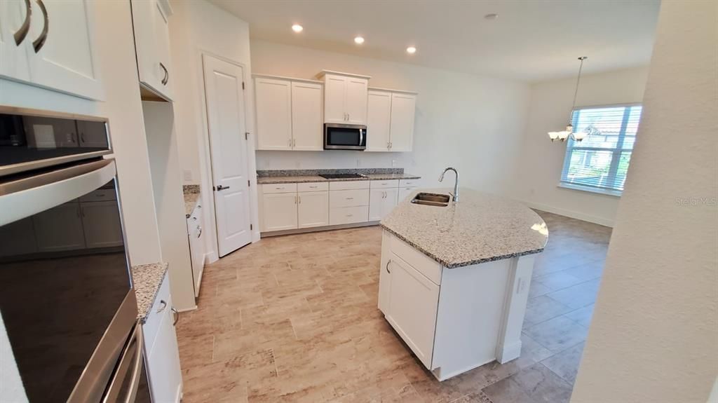 Под контрактом: $3,900 (4 спален, 3 ванн, 2935 Квадратных фут)