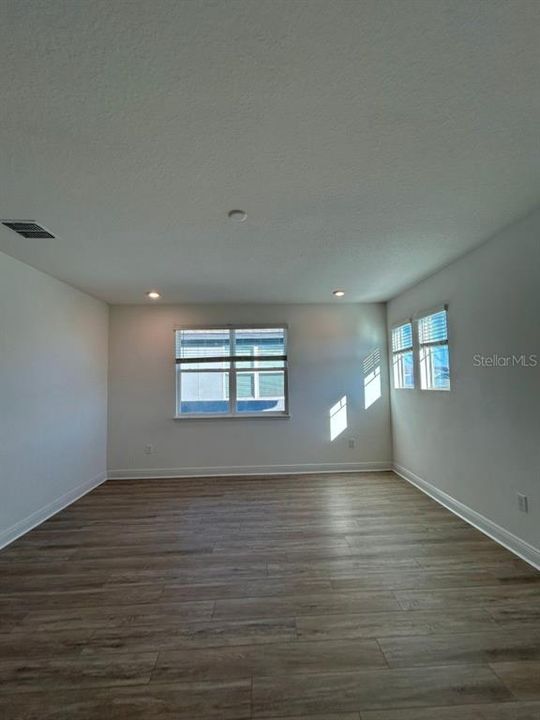 Под контрактом: $3,900 (4 спален, 3 ванн, 2935 Квадратных фут)