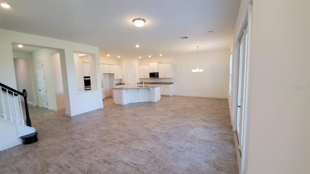 Под контрактом: $3,900 (4 спален, 3 ванн, 2935 Квадратных фут)