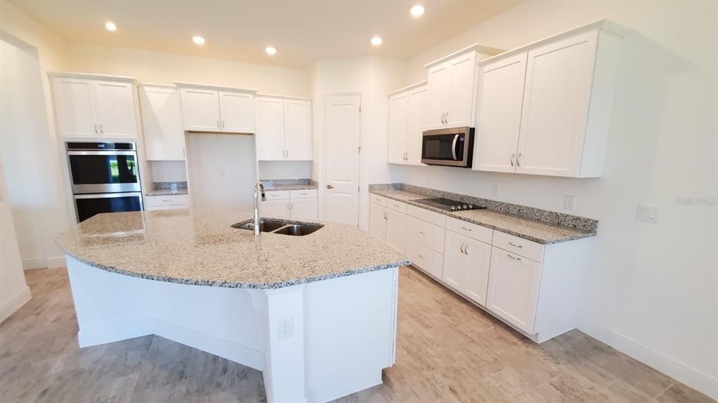 Под контрактом: $3,900 (4 спален, 3 ванн, 2935 Квадратных фут)