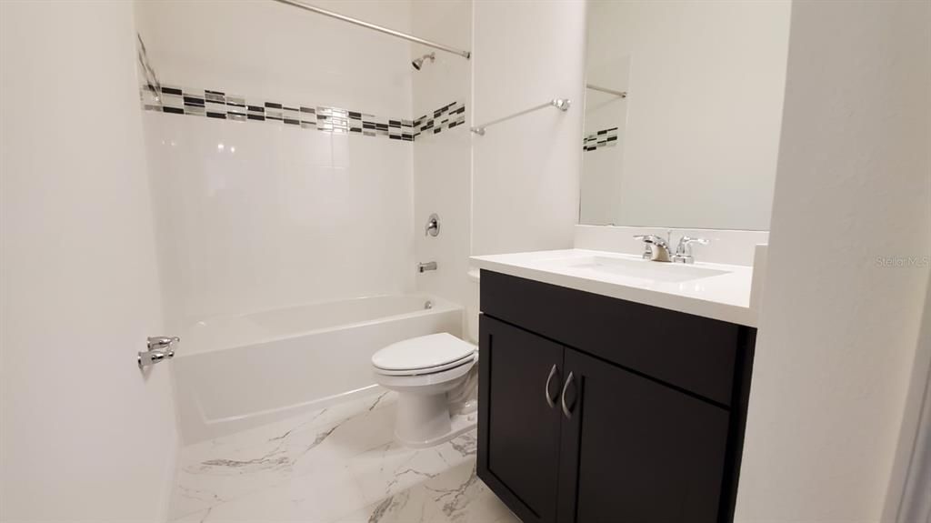 Под контрактом: $3,900 (4 спален, 3 ванн, 2935 Квадратных фут)