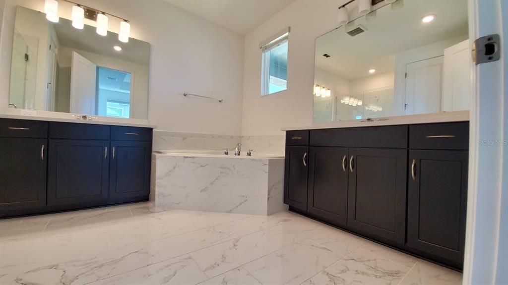 Под контрактом: $3,900 (4 спален, 3 ванн, 2935 Квадратных фут)