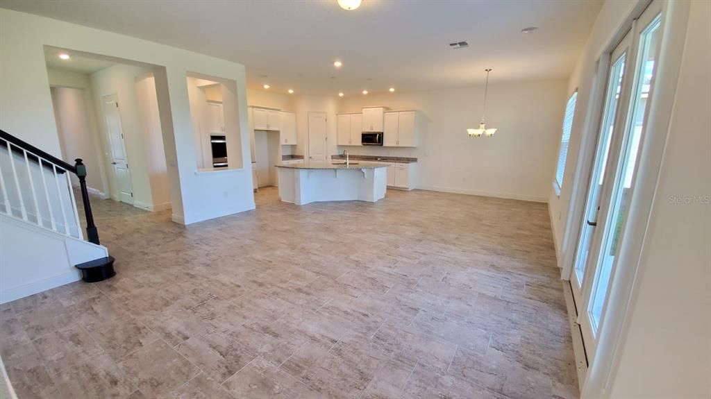 Под контрактом: $3,900 (4 спален, 3 ванн, 2935 Квадратных фут)