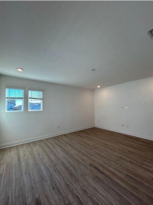 Под контрактом: $3,900 (4 спален, 3 ванн, 2935 Квадратных фут)