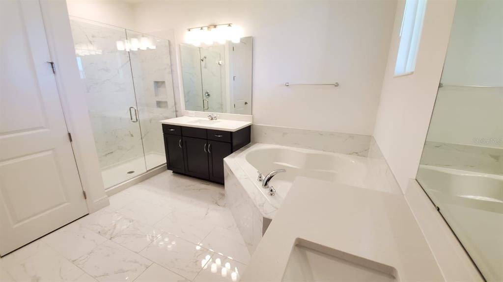 Под контрактом: $3,900 (4 спален, 3 ванн, 2935 Квадратных фут)